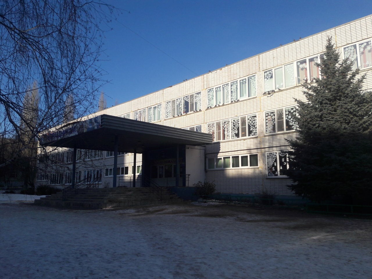 Фото основного здания школы сбоку
